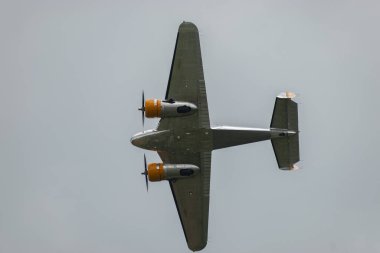 Speck-Fehraltorf, Zürih, İsviçre, 2 Temmuz 2023 Beechcraft Model 18 Twin Beech tarihi uçak gösterisi sırasında