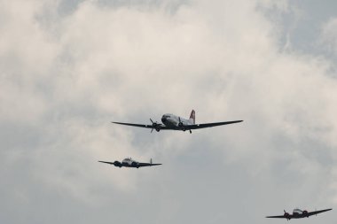 Speck-Fehraltorf, Zürih, İsviçre, 2 Temmuz 2023 Douglas DC-3C ve Beechcraft Model 18 Twin Beech klasik uçuş gösterisi sırasında