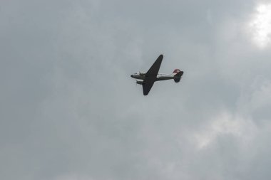 Speck-Fehraltorf, Zürih, İsviçre, 2 Temmuz 2023 N-431HM Douglas DC-3C hava gösterisi sırasında tarihi uçak performansı