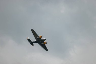 Speck-Fehraltorf, Zürih, İsviçre, 2 Temmuz 2023 Beechcraft Model 18 Twin Beech tarihi uçak gösterisi sırasında