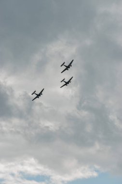 Speck-Fehraltorf, Zürih, İsviçre, 2 Temmuz 2023 Beechcraft Model 18 Twin Beech tarihi uçak gösterisi sırasında