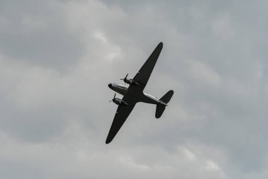 Speck-Fehraltorf, Zürih, İsviçre, 2 Temmuz 2023 N-431HM Douglas DC-3C hava gösterisi sırasında tarihi uçak performansı