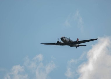 Speck-Fehraltorf, Zürih, İsviçre, 2 Temmuz 2023 N-431HM Douglas DC-3C hava gösterisi sırasında tarihi uçak performansı