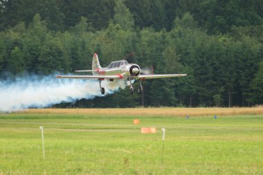 Speck-Fehraltorf, Zürih, İsviçre, 2 Temmuz 2023 LY-EUG Jakowlew Jak-52 tarihi Sovyet uçağı küçük bir havaalanından kalkıyor.