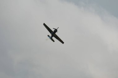 Speck-Fehraltorf, Zürih, İsviçre, 2 Temmuz 2023 LY-EUG Jakowlew Jak-52 tarihi Sovyet uçağı bir hava gösterisi sırasında sahne alıyor