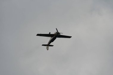 Speck-Fehraltorf, Zürih, İsviçre, 2 Temmuz 2023 LY-EUG Jakowlew Jak-52 tarihi Sovyet uçağı bir hava gösterisi sırasında sahne alıyor