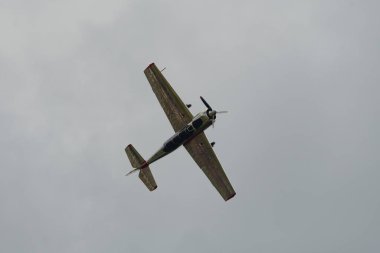 Speck-Fehraltorf, Zürih, İsviçre, 2 Temmuz 2023 LY-EUG Jakowlew Jak-52 tarihi Sovyet uçağı bir hava gösterisi sırasında sahne alıyor