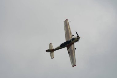 Speck-Fehraltorf, Zürih, İsviçre, 2 Temmuz 2023 LY-EUG Jakowlew Jak-52 tarihi Sovyet uçağı bir hava gösterisi sırasında sahne alıyor