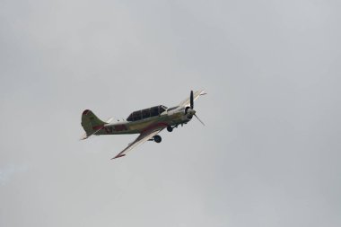 Speck-Fehraltorf, Zürih, İsviçre, 2 Temmuz 2023 LY-EUG Jakowlew Jak-52 tarihi Sovyet uçağı bir hava gösterisi sırasında sahne alıyor