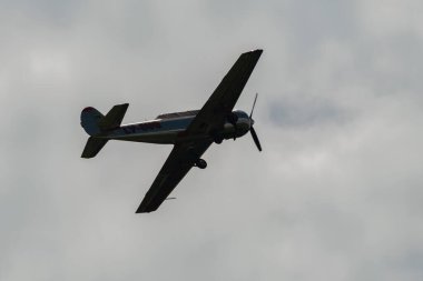 Speck-Fehraltorf, Zürih, İsviçre, 2 Temmuz 2023 LY-EUG Jakowlew Jak-52 tarihi Sovyet uçağı bir hava gösterisi sırasında sahne alıyor