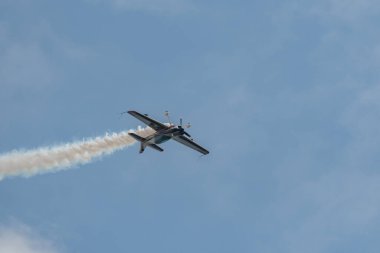 Speck-Fehraltorf, Zürih, İsviçre, 2 Temmuz 2023 HB-MAD Xtreme Air XA-42 akrobatik hava aracı bir hava gösterisi sırasında sahneleniyor