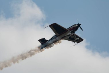 Speck-Fehraltorf, Zürih, İsviçre, 2 Temmuz 2023 HB-MAD Xtreme Air XA-42 akrobatik hava aracı bir hava gösterisi sırasında sahneleniyor