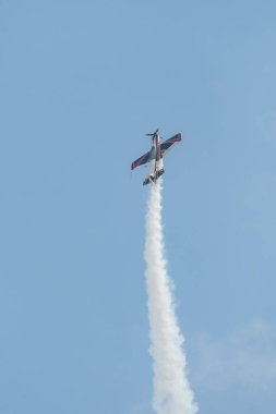 Speck-Fehraltorf, Zürih, İsviçre, 2 Temmuz 2023 HB-MAD Xtreme Air XA-42 akrobatik hava aracı bir hava gösterisi sırasında sahneleniyor