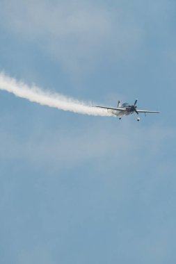 Speck-Fehraltorf, Zürih, İsviçre, 2 Temmuz 2023 HB-MAD Xtreme Air XA-42 akrobatik hava aracı bir hava gösterisi sırasında sahneleniyor