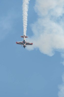 Speck-Fehraltorf, Zürih, İsviçre, 2 Temmuz 2023 HB-MAD Xtreme Air XA-42 akrobatik hava aracı bir hava gösterisi sırasında sahneleniyor