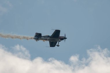 Speck-Fehraltorf, Zürih, İsviçre, 2 Temmuz 2023 HB-MAD Xtreme Air XA-42 akrobatik hava aracı bir hava gösterisi sırasında sahneleniyor