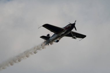 Speck-Fehraltorf, Zürih, İsviçre, 2 Temmuz 2023 HB-MAD Xtreme Air XA-42 akrobatik hava aracı bir hava gösterisi sırasında sahneleniyor