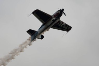 Speck-Fehraltorf, Zürih, İsviçre, 2 Temmuz 2023 HB-MAD Xtreme Air XA-42 akrobatik hava aracı bir hava gösterisi sırasında sahneleniyor