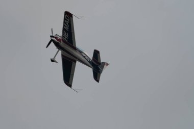 Speck-Fehraltorf, Zürih, İsviçre, 2 Temmuz 2023 HB-MAD Xtreme Air XA-42 akrobatik hava aracı bir hava gösterisi sırasında sahneleniyor