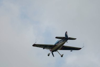 Speck-Fehraltorf, Zürih, İsviçre, 2 Temmuz 2023 HB-MAD Xtreme Air XA-42 akrobatik hava aracı bir hava gösterisi sırasında sahneleniyor