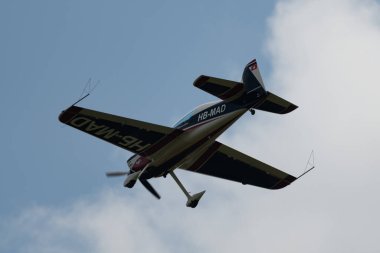Speck-Fehraltorf, Zürih, İsviçre, 2 Temmuz 2023 HB-MAD Xtreme Air XA-42 akrobatik hava aracı bir hava gösterisi sırasında sahneleniyor