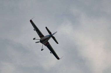 Speck-Fehraltorf, Zürih, İsviçre, 2 Temmuz 2023 HB-MAD Xtreme Air XA-42 akrobatik hava aracı bir hava gösterisi sırasında sahneleniyor
