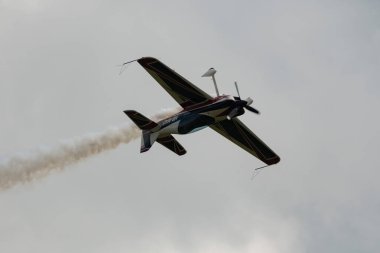 Speck-Fehraltorf, Zürih, İsviçre, 2 Temmuz 2023 HB-MAD Xtreme Air XA-42 akrobatik hava aracı bir hava gösterisi sırasında sahneleniyor