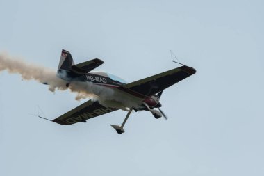 Speck-Fehraltorf, Zürih, İsviçre, 2 Temmuz 2023 HB-MAD Xtreme Air XA-42 akrobatik hava aracı bir hava gösterisi sırasında sahneleniyor