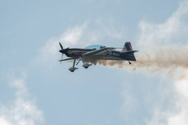 Speck-Fehraltorf, Zürih, İsviçre, 2 Temmuz 2023 HB-MAD Xtreme Air XA-42 akrobatik hava aracı bir hava gösterisi sırasında sahneleniyor