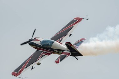 Speck-Fehraltorf, Zürih, İsviçre, 2 Temmuz 2023 HB-MAD Xtreme Air XA-42 akrobatik hava aracı bir hava gösterisi sırasında sahneleniyor