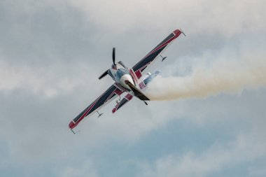Speck-Fehraltorf, Zürih, İsviçre, 2 Temmuz 2023 HB-MAD Xtreme Air XA-42 akrobatik hava aracı bir hava gösterisi sırasında sahneleniyor