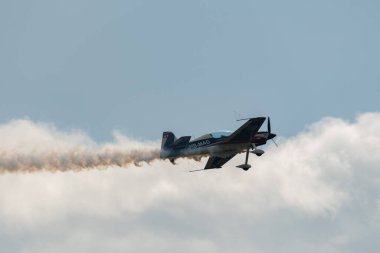 Speck-Fehraltorf, Zürih, İsviçre, 2 Temmuz 2023 HB-MAD Xtreme Air XA-42 akrobatik hava aracı bir hava gösterisi sırasında sahneleniyor