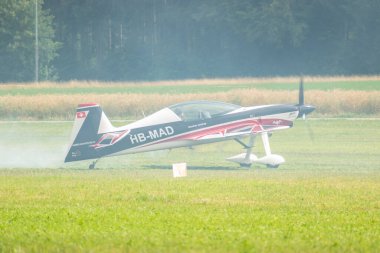 Speck-Fehraltorf, Zürih, İsviçre, 2 Temmuz 2023 HB-MAD Xtreme Air XA-42 Akrobatik uçak çimen pistinde küçük bir havaalanında