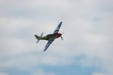Speck-Fehraltorf, Zürih, İsviçre, 2 Temmuz 2023 D-FPSI Kuzey Amerika P-51 Mustang tarihi uçağı bir hava gösterisi sırasında
