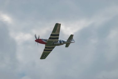 Speck-Fehraltorf, Zürih, İsviçre, 2 Temmuz 2023 D-FPSI Kuzey Amerika P-51 Mustang tarihi uçağı bir hava gösterisi sırasında