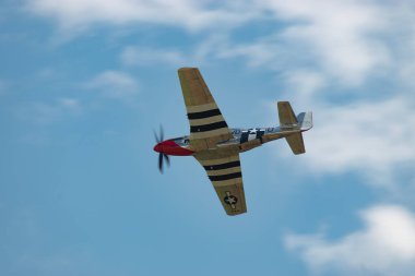 Speck-Fehraltorf, Zürih, İsviçre, 2 Temmuz 2023 D-FPSI Kuzey Amerika P-51 Mustang tarihi uçağı bir hava gösterisi sırasında