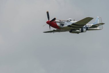 Speck-Fehraltorf, Zürih, İsviçre, 2 Temmuz 2023 D-FPSI Kuzey Amerika P-51 Mustang tarihi uçağı bir hava gösterisi sırasında