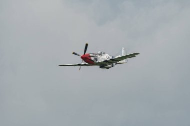 Speck-Fehraltorf, Zürih, İsviçre, 2 Temmuz 2023 D-FPSI Kuzey Amerika P-51 Mustang tarihi uçağı bir hava gösterisi sırasında