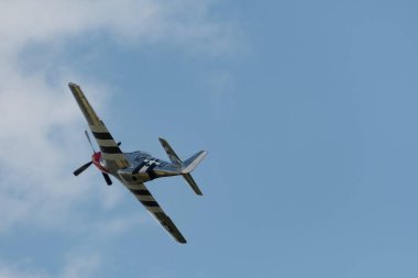 Speck-Fehraltorf, Zürih, İsviçre, 2 Temmuz 2023 D-FPSI Kuzey Amerika P-51 Mustang tarihi uçağı bir hava gösterisi sırasında