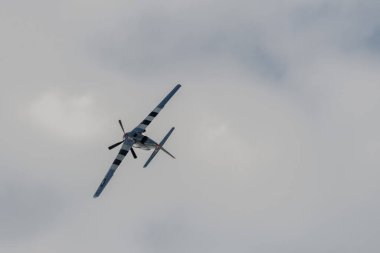 Speck-Fehraltorf, Zürih, İsviçre, 2 Temmuz 2023 D-FPSI Kuzey Amerika P-51 Mustang tarihi uçağı bir hava gösterisi sırasında