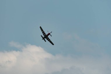 Speck-Fehraltorf, Zürih, İsviçre, 2 Temmuz 2023 D-FPSI Kuzey Amerika P-51 Mustang tarihi uçağı bir hava gösterisi sırasında