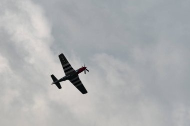 Speck-Fehraltorf, Zürih, İsviçre, 2 Temmuz 2023 D-FPSI Kuzey Amerika P-51 Mustang tarihi uçağı bir hava gösterisi sırasında