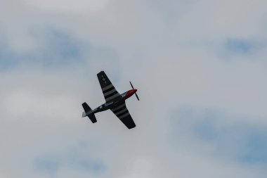 Speck-Fehraltorf, Zürih, İsviçre, 2 Temmuz 2023 D-FPSI Kuzey Amerika P-51 Mustang tarihi uçağı bir hava gösterisi sırasında
