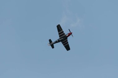 Speck-Fehraltorf, Zürih, İsviçre, 2 Temmuz 2023 D-FPSI Kuzey Amerika P-51 Mustang tarihi uçağı bir hava gösterisi sırasında