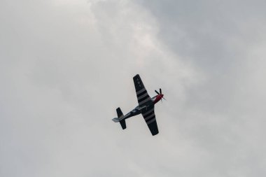 Speck-Fehraltorf, Zürih, İsviçre, 2 Temmuz 2023 D-FPSI Kuzey Amerika P-51 Mustang tarihi uçağı bir hava gösterisi sırasında