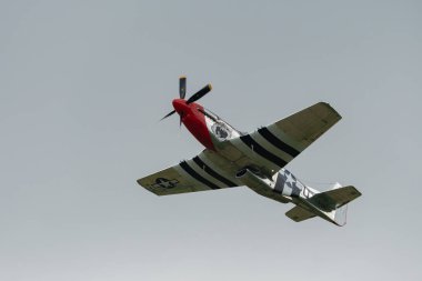 Speck-Fehraltorf, Zürih, İsviçre, 2 Temmuz 2023 D-FPSI Kuzey Amerika P-51 Mustang tarihi uçağı bir hava gösterisi sırasında