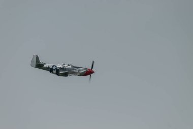 Speck-Fehraltorf, Zürih, İsviçre, 2 Temmuz 2023 D-FPSI Kuzey Amerika P-51 Mustang tarihi uçağı bir hava gösterisi sırasında