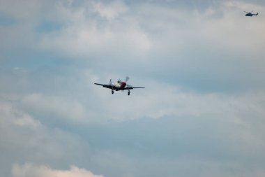 Speck-Fehraltorf, Zürih, İsviçre, 2 Temmuz 2023 D-FPSI Kuzey Amerika P-51 Mustang tarihi uçağı bir hava gösterisi sırasında