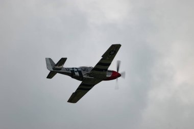 Speck-Fehraltorf, Zürih, İsviçre, 2 Temmuz 2023 D-FPSI Kuzey Amerika P-51 Mustang tarihi uçağı bir hava gösterisi sırasında
