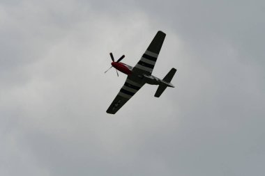 Speck-Fehraltorf, Zürih, İsviçre, 2 Temmuz 2023 D-FPSI Kuzey Amerika P-51 Mustang tarihi uçağı bir hava gösterisi sırasında